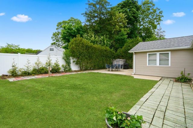 14 Kenneth Lane, North Babylon, NY 11703