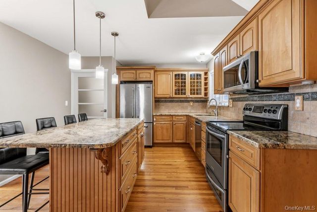 14 Kenneth Lane, North Babylon, NY 11703
