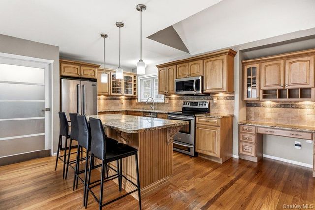 14 Kenneth Lane, North Babylon, NY 11703