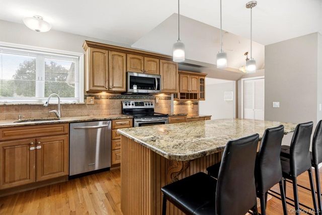 14 Kenneth Lane, North Babylon, NY 11703