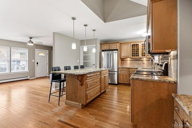 14 Kenneth Lane, North Babylon, NY 11703