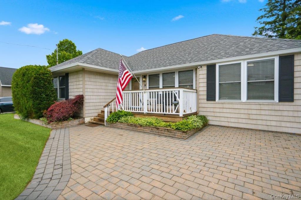 14 Kenneth Lane, North Babylon, NY 11703