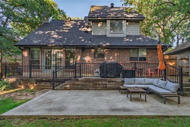 1009 W Winding Creek Drive, Grapevine, TX 76051