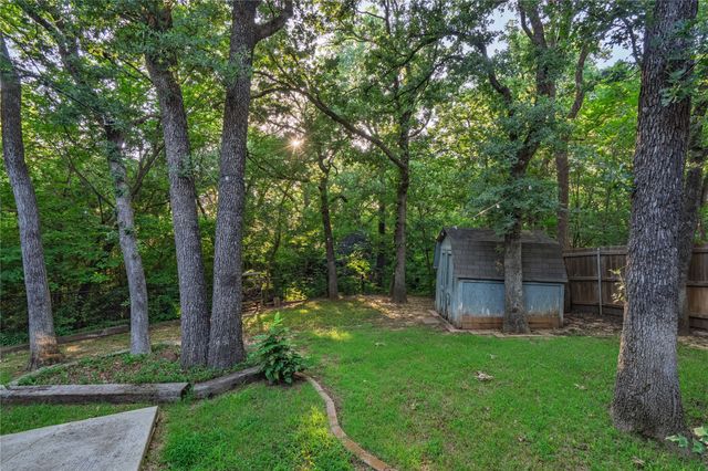 1009 W Winding Creek Drive, Grapevine, TX 76051