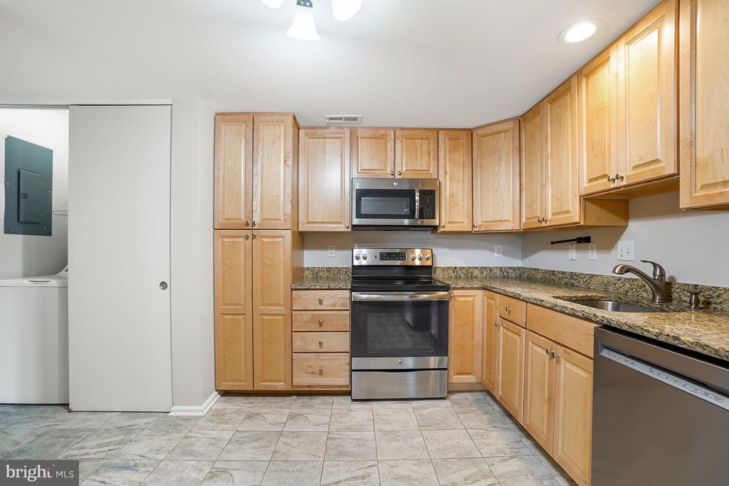 Image 16 of property listing at 15101 GLADE DR #10-3G, Silver Spring, MD 20906