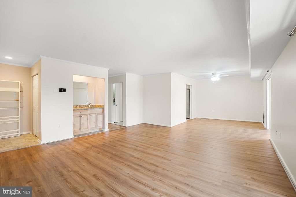 Image 6 of property listing at 15101 GLADE DR #10-3G, Silver Spring, MD 20906