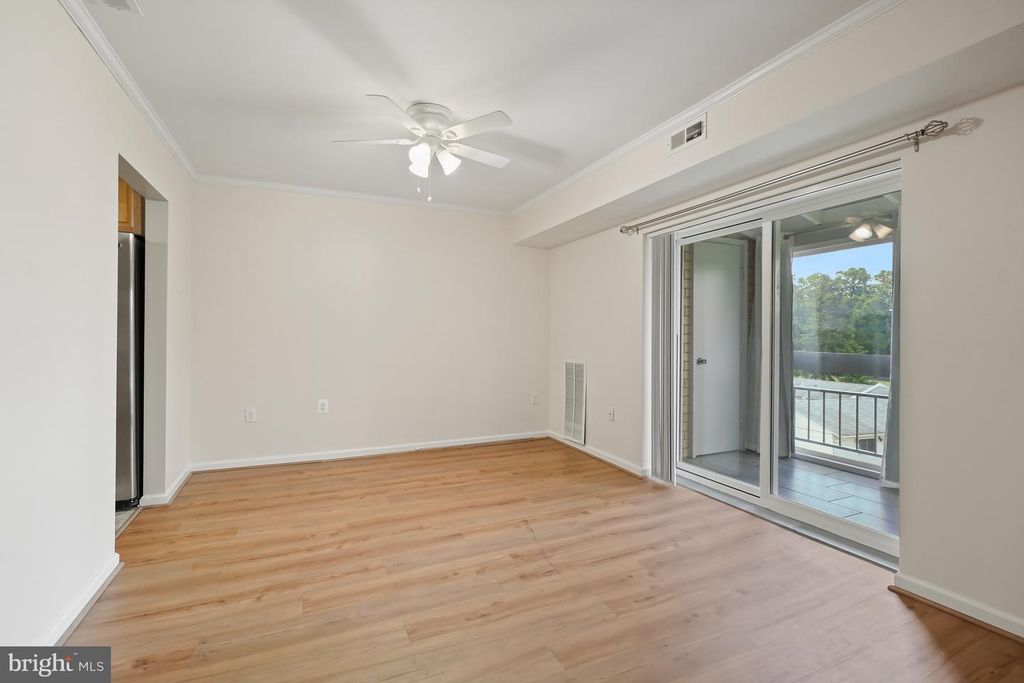 Image 7 of property listing at 15101 GLADE DR #10-3G, Silver Spring, MD 20906