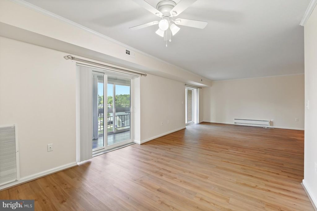 Image 8 of property listing at 15101 GLADE DR #10-3G, Silver Spring, MD 20906