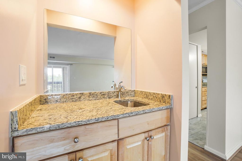 Image 9 of property listing at 15101 GLADE DR #10-3G, Silver Spring, MD 20906