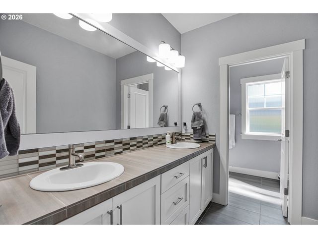 15243 Sw SEINE Dr, Portland, OR 97224