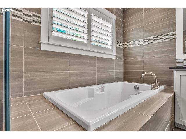 15243 Sw SEINE Dr, Portland, OR 97224