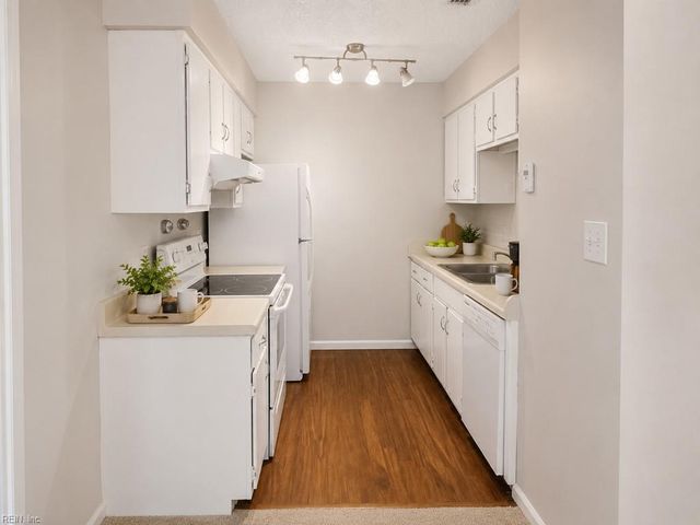 917 Spinnaker CT, Chesapeake, VA 23320