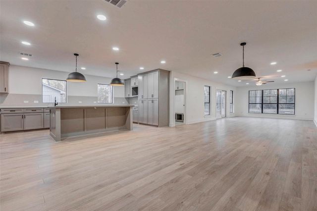 475 County Road 3183, Cleveland, TX 77327