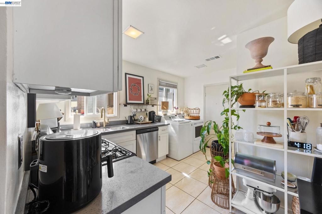 Image 9 of property listing at 1687 70Th Ave, Oakland, CA 94621