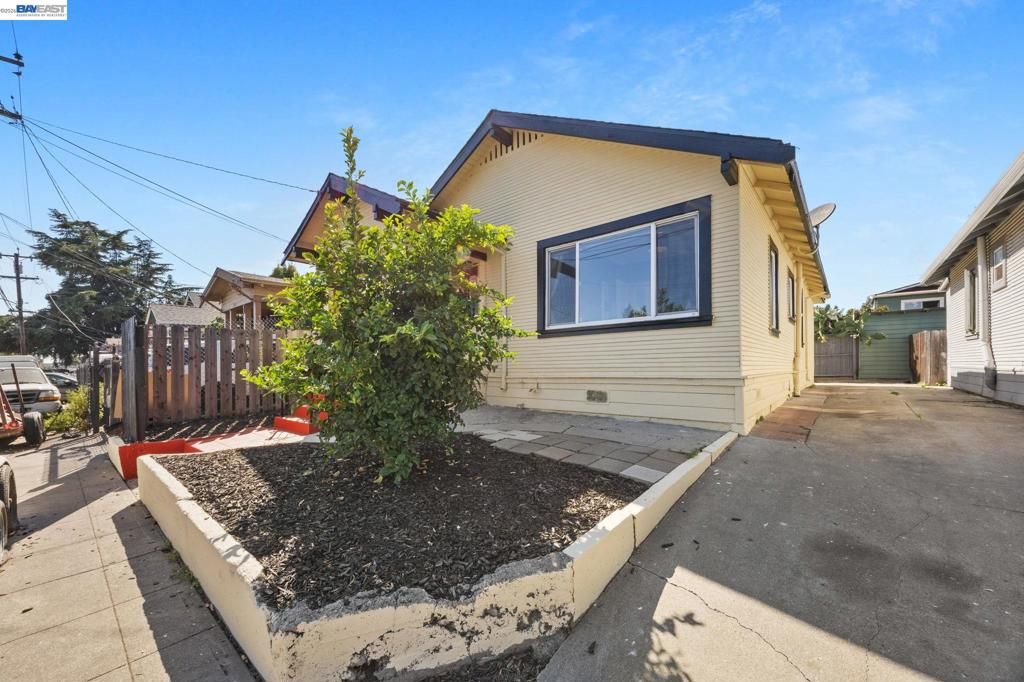 Image 1 of property listing at 1687 70Th Ave, Oakland, CA 94621