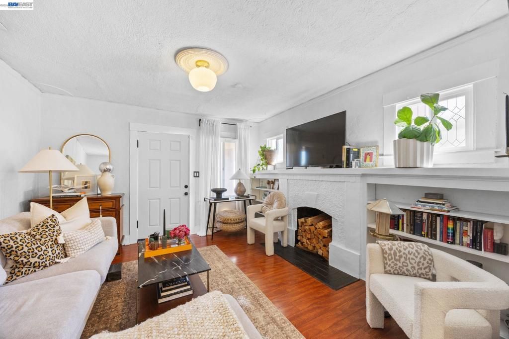 Image 2 of property listing at 1687 70Th Ave, Oakland, CA 94621