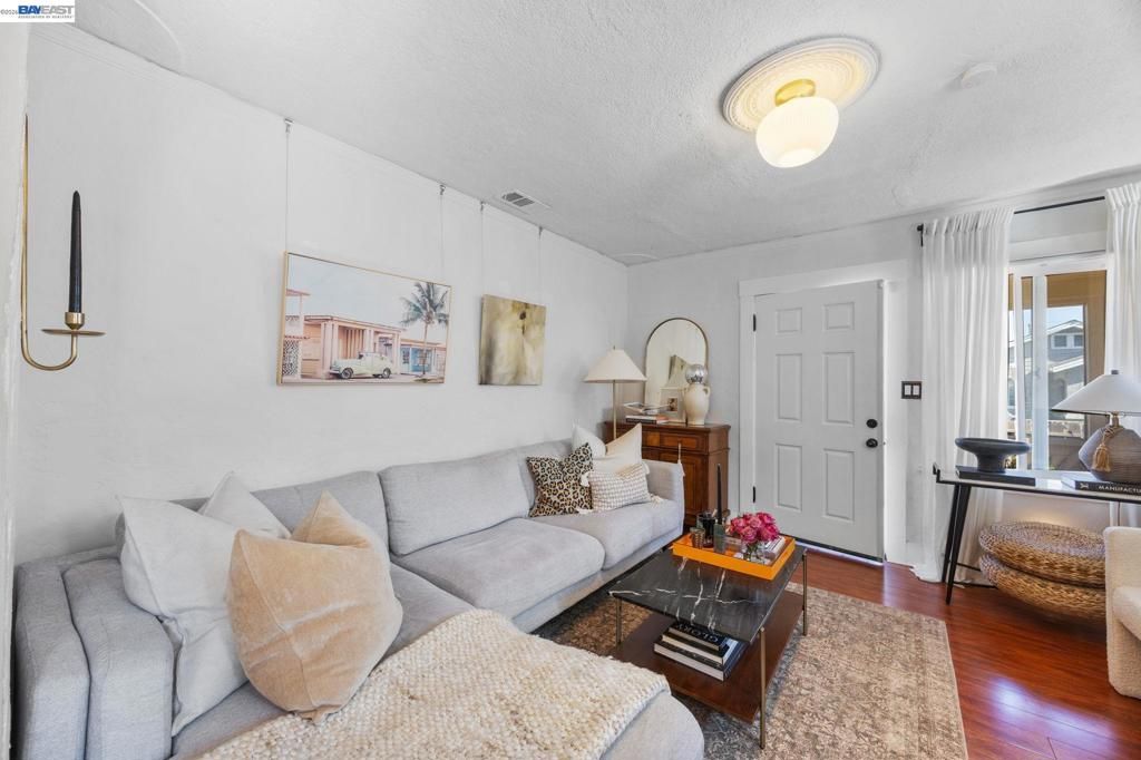 Image 5 of property listing at 1687 70Th Ave, Oakland, CA 94621