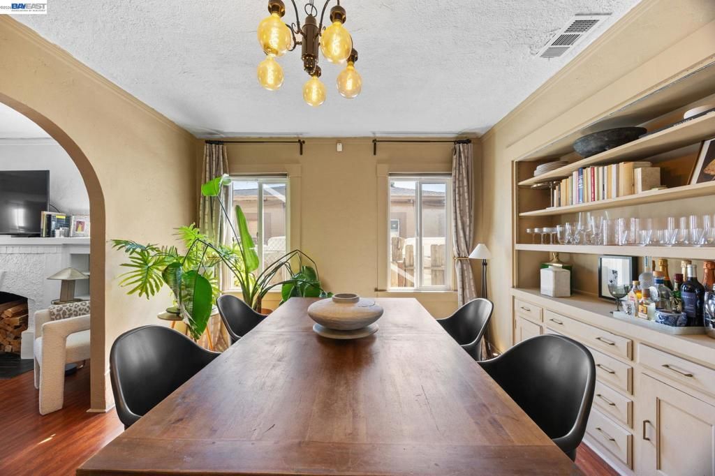 Image 7 of property listing at 1687 70Th Ave, Oakland, CA 94621