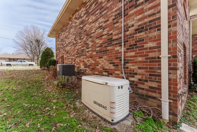 3323 N Rogers Avenue, Springfield, MO 65803