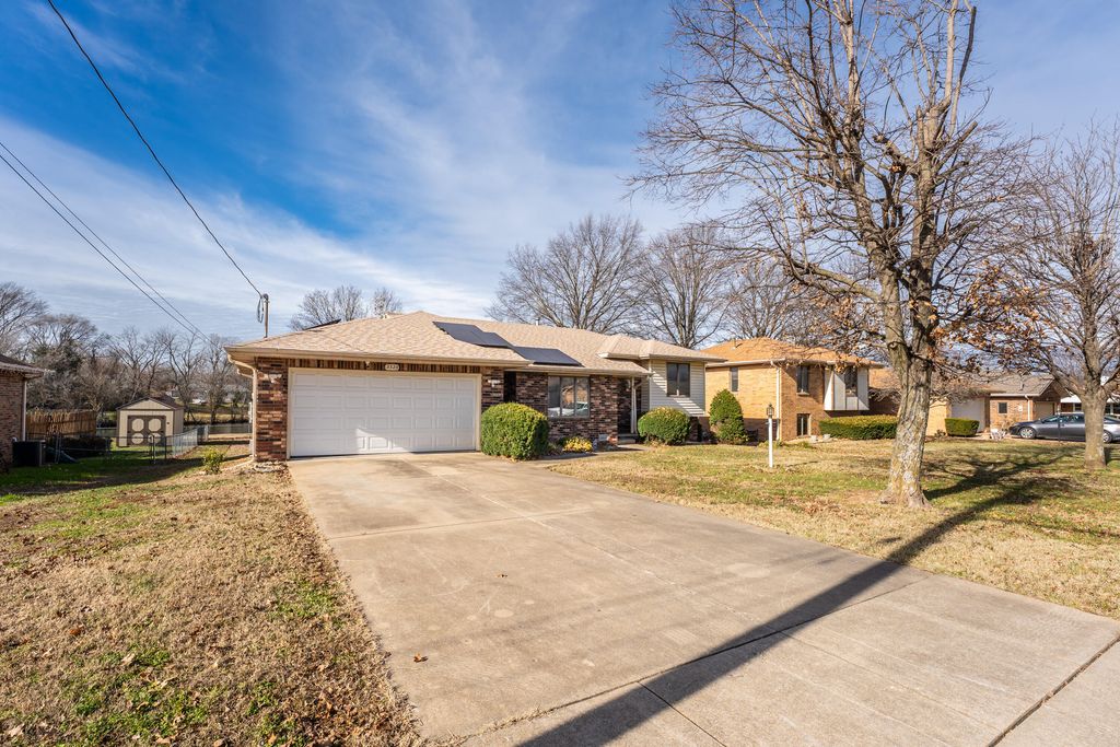 3323 N Rogers Avenue, Springfield, MO 65803