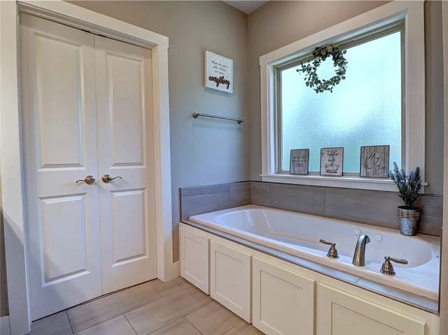 13 Kiswick Drive, Bella Vista, AR 72714