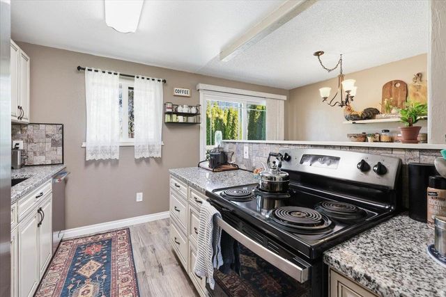 11462 W Tamarac Ln, Nine Mile Falls, WA 99026