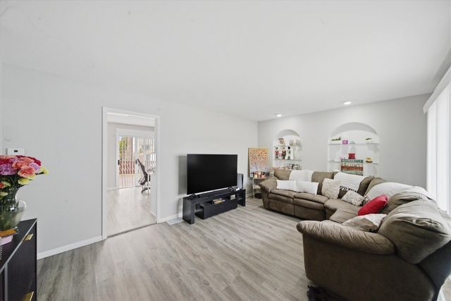 110 Villa Road, Streamwood, IL 60107