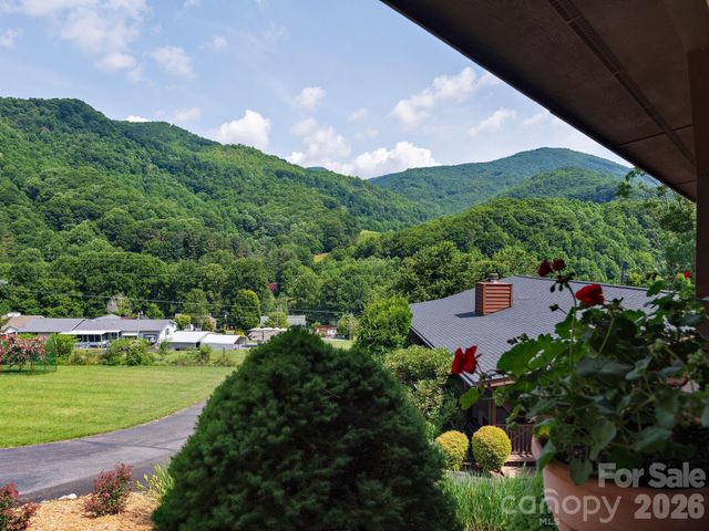 85 Hillcrest Road, Maggie Valley, NC 28751