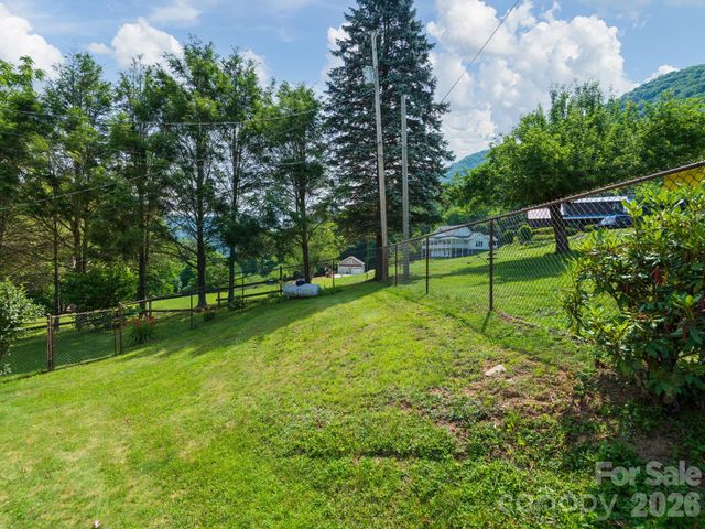 85 Hillcrest Road, Maggie Valley, NC 28751