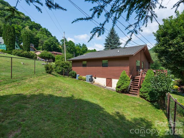 85 Hillcrest Road, Maggie Valley, NC 28751