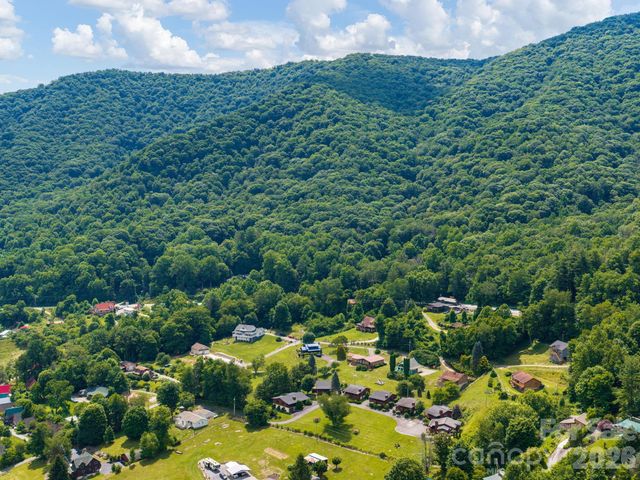 85 Hillcrest Road, Maggie Valley, NC 28751