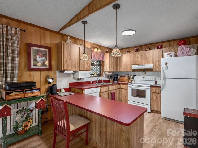 85 Hillcrest Road, Maggie Valley, NC 28751