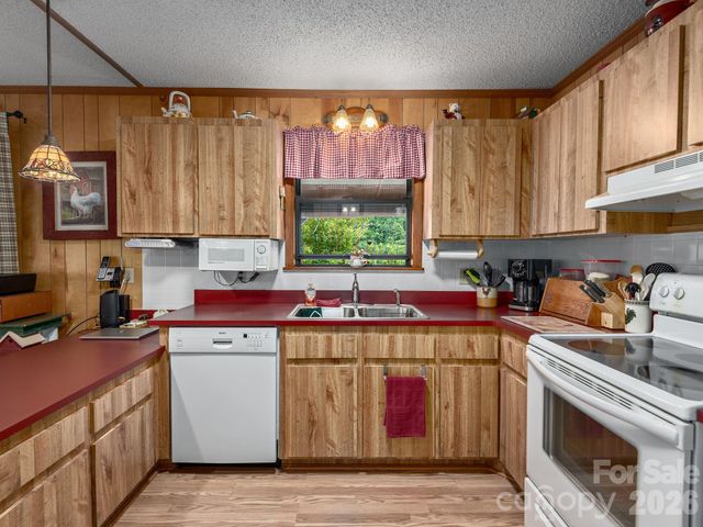 85 Hillcrest Road, Maggie Valley, NC 28751