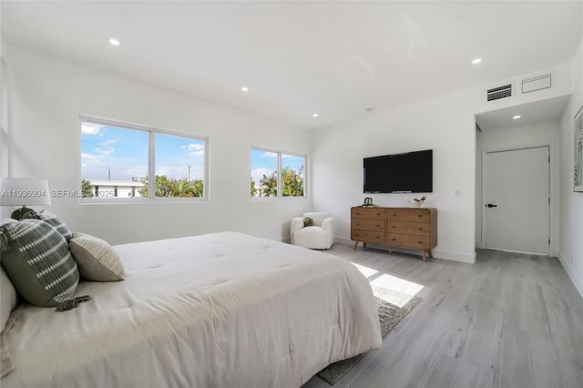 3056 NE 14th Ave, Oakland Park, FL 33334