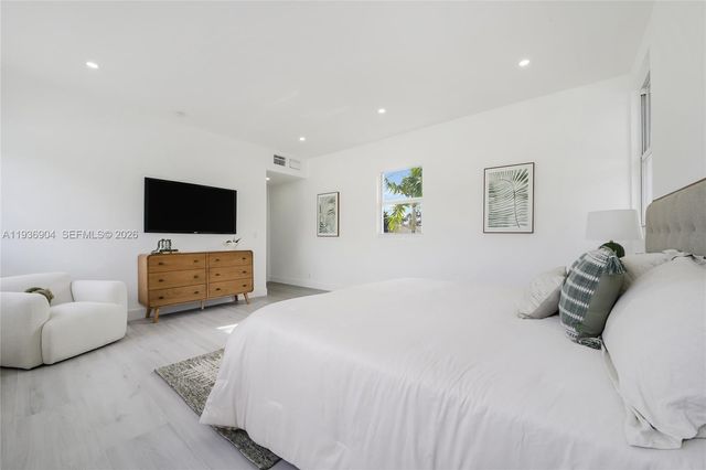 3056 NE 14th Ave, Oakland Park, FL 33334