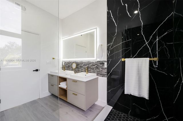 3056 NE 14th Ave, Oakland Park, FL 33334