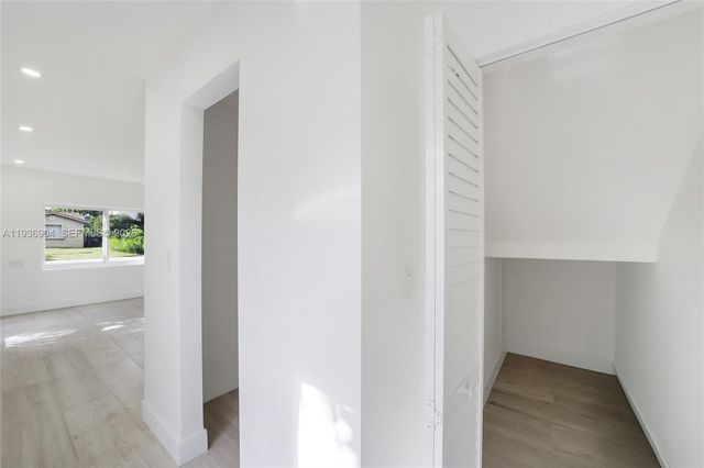 3056 NE 14th Ave, Oakland Park, FL 33334