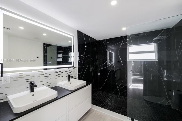 3056 NE 14th Ave, Oakland Park, FL 33334