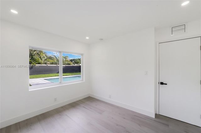 3056 NE 14th Ave, Oakland Park, FL 33334