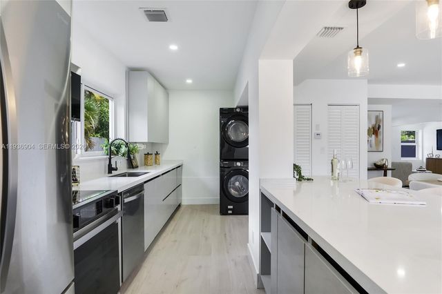 3056 NE 14th Ave, Oakland Park, FL 33334