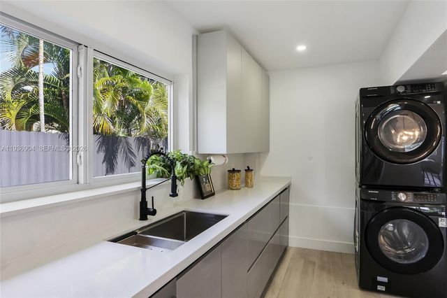 3056 NE 14th Ave, Oakland Park, FL 33334