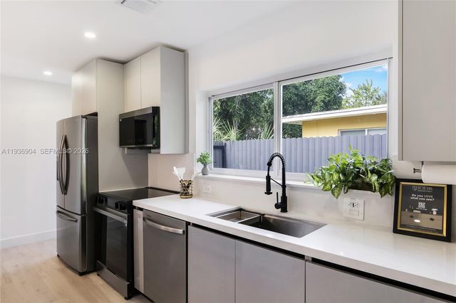 3056 NE 14th Ave, Oakland Park, FL 33334