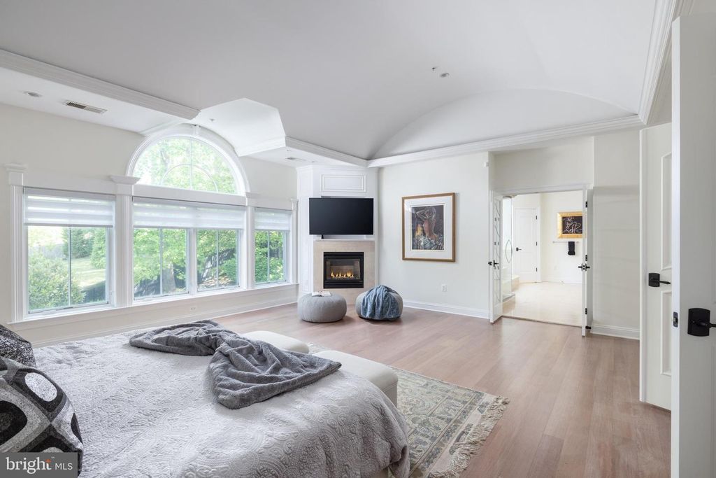 Image 33 of property listing at 5821 GOLDSBORO RD, Bethesda, MD 20817