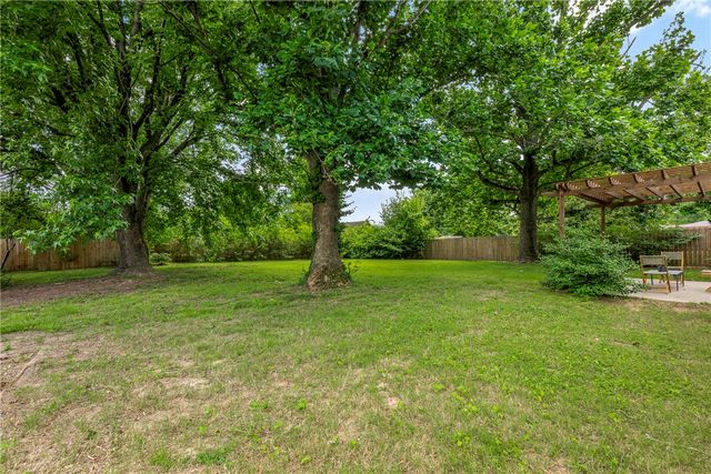 2202 SE 16th Street, Bentonville, AR 72712