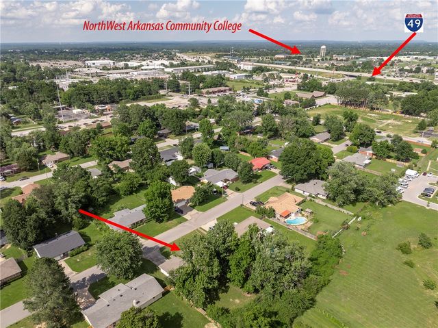 2202 SE 16th Street, Bentonville, AR 72712