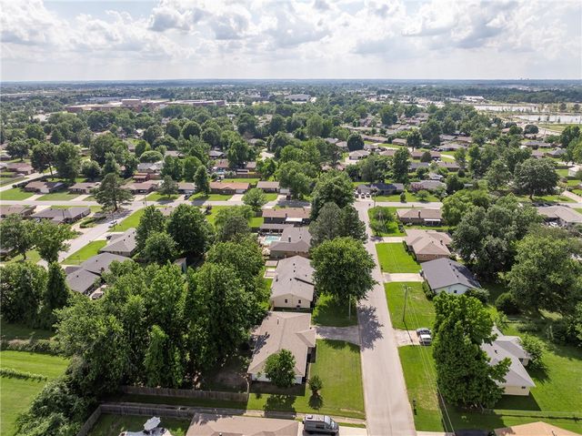 2202 SE 16th Street, Bentonville, AR 72712