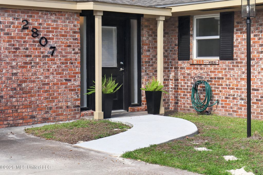 2807 Pinewood Avenue, Pascagoula, MS 39567