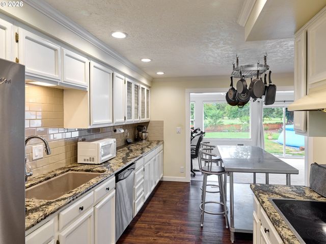 28502 S HIGHWAY 213, Molalla, OR 97038