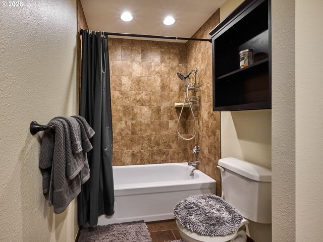 28502 S HIGHWAY 213, Molalla, OR 97038