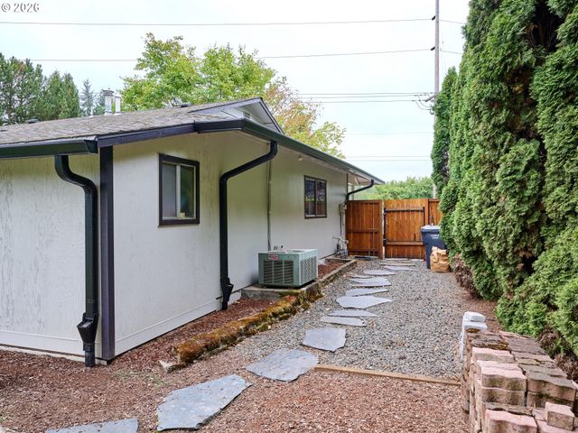 28502 S HIGHWAY 213, Molalla, OR 97038